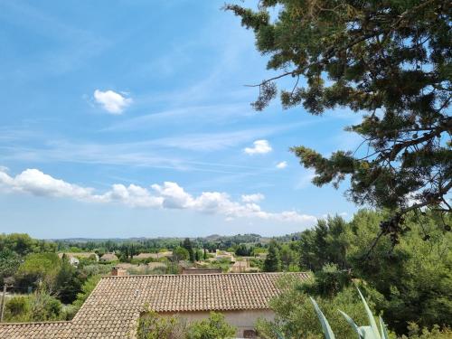a view of a village with trees and houses at Les Garrigues de la Vallée des Baux in Paradou