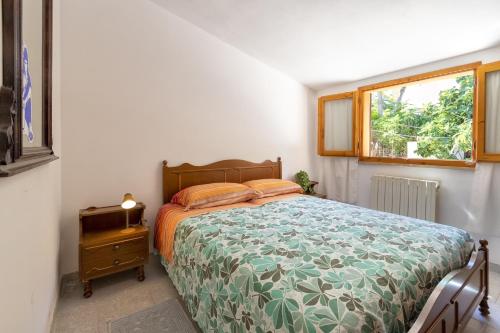 een slaapkamer met een bed en een raam bij Casa Pisaro Lu Bagnu in Castelsardo