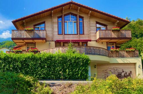 una casa con 2 balcones encima en Doodle's Amazing Chalet -Walensee - Flumserberg - Churfirsten - Heidiland - Pool - Sauna, en Mols