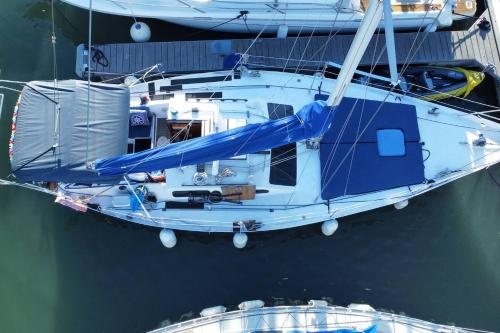 een boot aangemeerd in het water naast een dok bij Vacations in a Sailboat in Lissabon