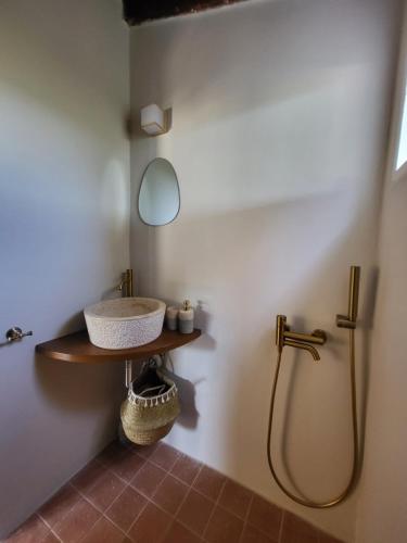 吉雄的住宿－Mani Hill House，一间带水槽和淋浴的浴室
