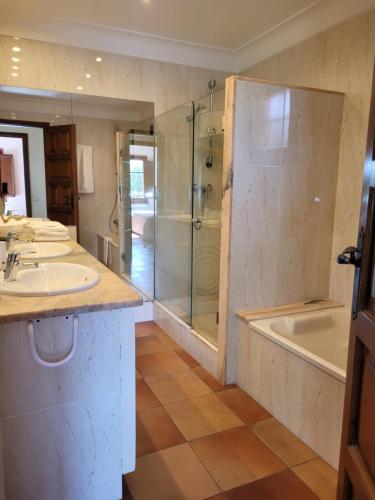 La salle de bains est pourvue d'une douche, d'un lavabo et d'une baignoire. dans l'établissement Casa de campo en el Empordà, à Cruïlles