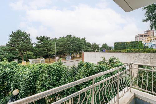 Un jardín fuera de Heyy Seogwipo Hotel