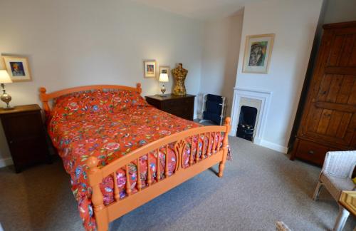 מיטה או מיטות בחדר ב-Bloomsbury House - Magical Coastal Retreat - Crabpot Cottages