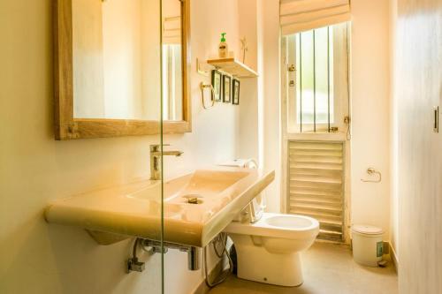 y baño con lavabo y aseo. en Astig Villa - Negombo, en Negombo