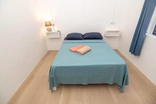 - une chambre avec un lit bleu dans l'établissement Ohana Guest House, à Crève Coeur