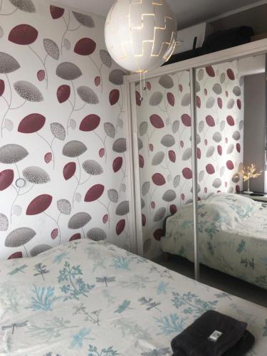 ヴィレ・シュル・メールにあるLe Méridienのベッドルーム1室(ベッド1台付)、壁にキノコが備わります。