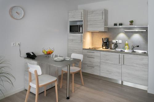 Una cocina o cocineta en Domitys L'Agapanthe