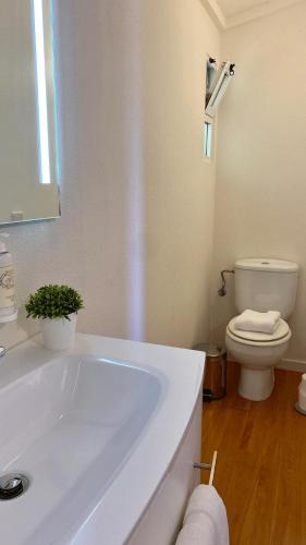 Bilik mandi di Casa ideal para famílias com vista mar desafogada