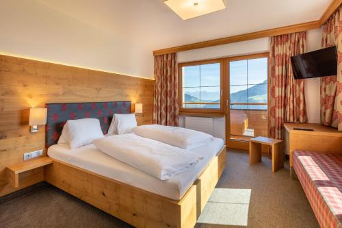 奧貝勞的住宿－阿爾穆霍夫酒店，一间卧室设有一张大床和一个大窗户