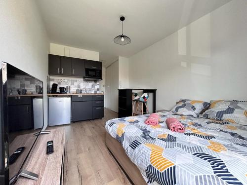 una camera con letto e cucina di Studio confortable et lumineux proche des hôpitaux - Hotel de ville Beaumont a Beaumont