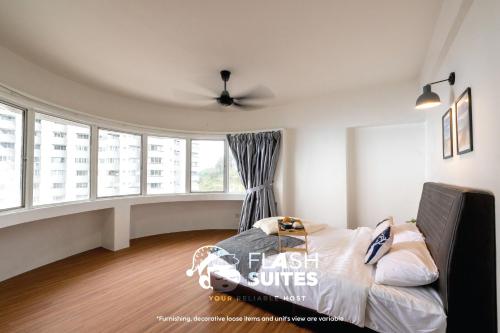 um quarto com uma cama e uma ventoinha de tecto em Golden Hill Resort Premium Suites @ Genting Highlands em Genting Highlands