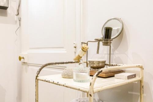 a dressing table with a mirror on top of it at La Villa Lauvray in Vétheuil