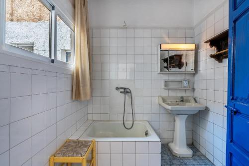 La salle de bains est pourvue d'une baignoire et d'un lavabo. dans l'établissement Casa Solariega con encanto, à Padul