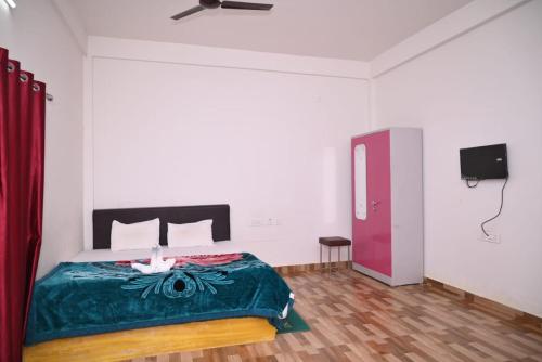 En eller flere senge i et værelse på Chang Ghar Resort