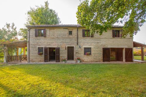 Montemaggiore al MetauroにあるCasale Dal Moroの古い石造りの家