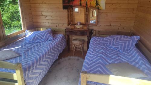 Nõva的住宿－Sillaotsa Talu，客房设有两张床、一张桌子和镜子