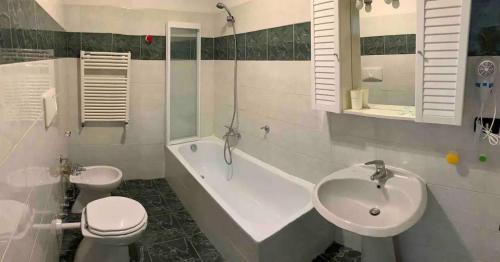 Ett badrum på Bilocale sull'acqua al Porto Antico