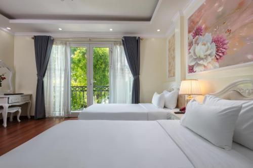 Кровать или кровати в номере My Moon Hotel Hanoi