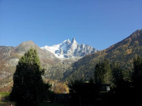 une montagne enneigée au milieu d'une vallée dans l'établissement Appartement dans maison de pays pour 5 personnes, à Chamonix-Mont-Blanc