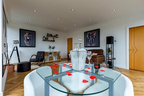 uma sala de estar com uma mesa de vidro com um vaso sobre ela em Pass the Keys Exquisite Penthouse Private Jacuzzi and Terrace em Birmingham