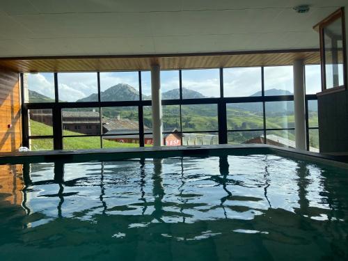 une piscine avec vue sur les montagnes dans l'établissement Appartement duplex 8 à 10 personnes - Belle Plagne - Pieds de pistes, à La Plagne Tarentaise