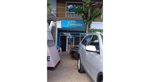 une voiture blanche garée devant un concessionnaire automobile dans l'établissement Villa Tomasa 2, Panglao, à Panglao