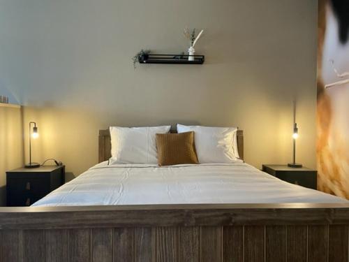 - une chambre avec un grand lit et deux lampes dans l'établissement Camping Lagewald Vakantiehuis, à Groesbeek