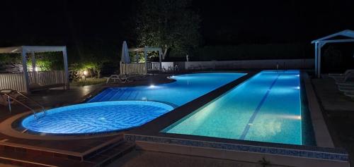 ein großer Pool in der Nacht in der Unterkunft Miramar 16A in Lozenets