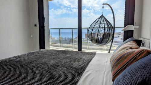 1 dormitorio con cama y ventana grande en SUNSET WAVES sun & beach apartments, en Benidorm