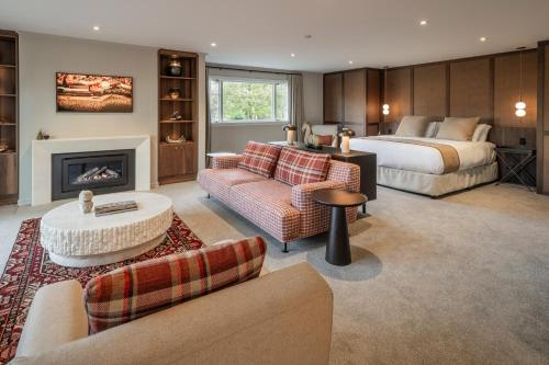 a hotel room with a bed and a living room at Oakview in Hanmer Springs