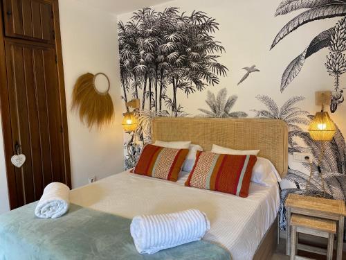 - une chambre dotée d'un lit avec des plantes sur le mur dans l'établissement Coqueto Estudio junto a Sierra Nevada, à Güéjar-Sierra