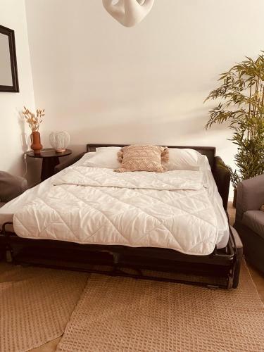 - un lit dans une chambre dans l'établissement Logement A / Clos des Saunières, à Bligny-lès-Beaune