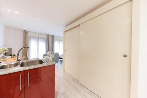 a kitchen with a sink and a large wall at Bravissimo Plaça Catalunya 1-2, Studio apartment in Girona