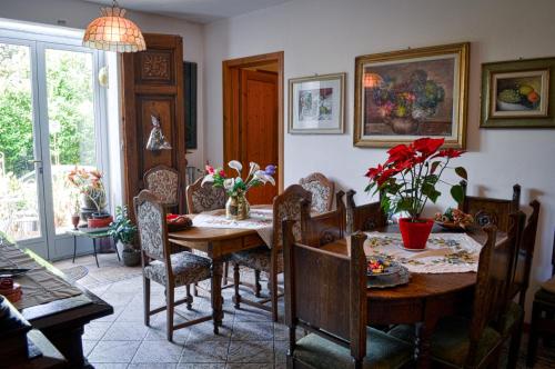 jadalnia ze stołem i krzesłami w obiekcie Bed & Breakfast Il Giardino w mieście Baricella
