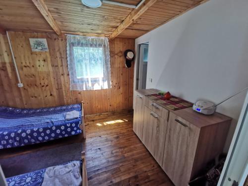 維謝格拉德的住宿－Splav Drina-Višegrad，一间小房间,配有一张床和木地板