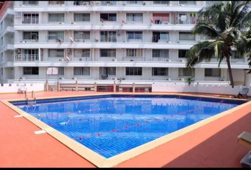 Cozy 1 BedRoom apartment wtih KingBed in Nimman, Chiang Mai tesisinde veya buraya yakın yüzme havuzu