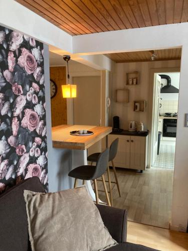 une cuisine et un salon avec une table et des chaises dans l'établissement La Bresse, 50 m du centre ville, appartement 4-6 personnes, à La Bresse