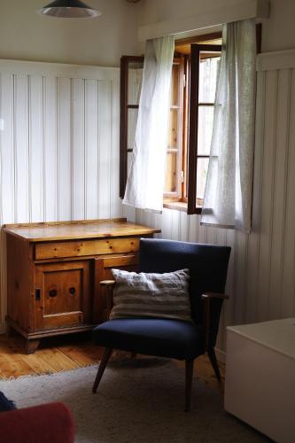 a living room with a chair and a wooden desk at Apartment bei der Tischlerei in Deutschlandsberg