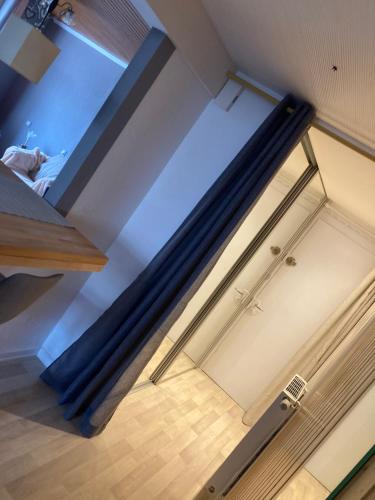 een kamer met zwarte pijpen aan het plafond bij La Bresse, 50 m du centre ville, appartement 4-6 personnes in La Bresse