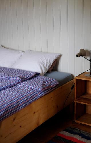 Schlafzimmer mit einem Holzbett und einem Tisch in der Unterkunft Apartment bei der Tischlerei in Deutschlandsberg