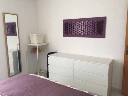 1 dormitorio con tocador blanco y espejo en Casarosaria Italie Molise Pietrabbondante, en Pietrabbondante