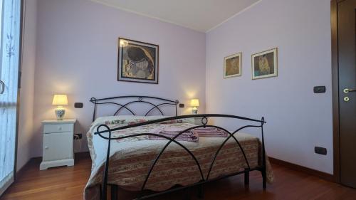 ヴェローナにあるCasa Lillaのベッドルーム1室(ベッド1台付)、壁にランプ2つ