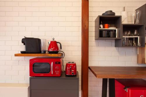 un microondas rojo sentado sobre un mostrador en una cocina en Vista Suite Treetops Silvan Valley Lodge en Silvan