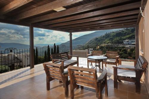 a patio with a table and chairs on a balcony at הרמוניה בכפר - וילה מקסימה עם בריכה פרטית מחוממת וג'קוזי in ‘Ein el Asad