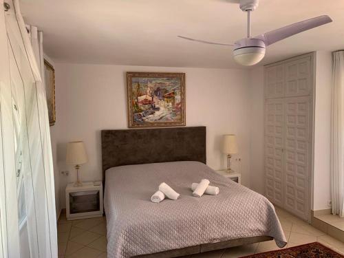 ベニッサにあるApartamento con vistas magnificasの枕が2つ置かれたベッドのある寝室