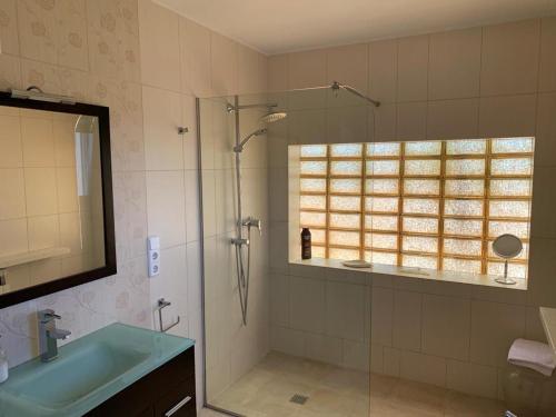 ベニッサにあるApartamento con vistas magnificasのシャワー、洗面台、鏡を備えたバスルーム