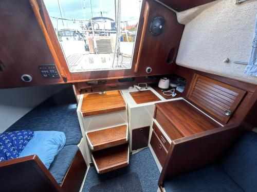 Pokój z biurkiem i łóżkiem w łodzi w obiekcie Nocleg na jachcie Lanette w Swinoujsciu w Świnoujściu