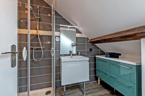 La salle de bains est pourvue d'un lavabo et d'une douche. dans l'établissement KerMad - Maison avec jardin, à Le Relecq-Kerhuon