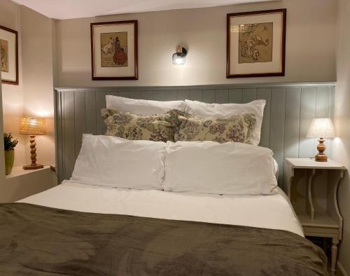 Un dormitorio con una cama con sábanas y almohadas blancas. en Ground Floor - Hauseman Building close to Thermes, en Luchon